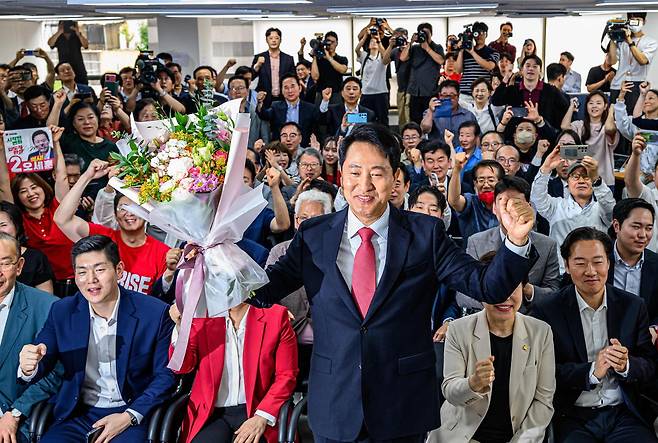 국민의힘 오세훈 서울시장 후보가 4일 서울 종로구 대왕빌딩에 마련된 선거사무소에서 당선이 유력해지자 입장을 밝힌 뒤 꽃다발을 들고 인사하고 있다. 코리아타임스 심현철 기자