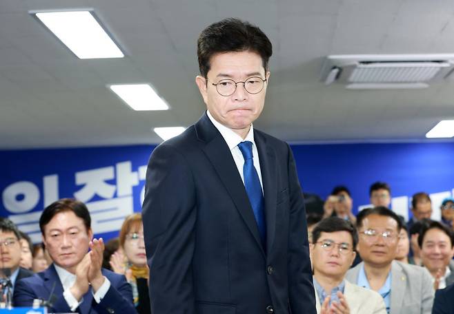 정원오 더불어민주당 서울시장 후보자가 4일 서울 중구 세종대로 선거상황실에서 굳은 표정을 짓고 있다. 뉴시스