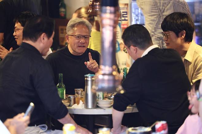 젠슨 황(왼쪽 두 번째) 엔비디아 CEO와 최태원 SK그룹 회장, 구광모 LG그룹 회장, 이해진 네이버 의장이 5일 서울 마포구 홍대 인근 삼겹살 음식점 '형님 저요'에서 '삼소(삼겹살·소주) 회동’을 갖고 있다. 연합뉴스