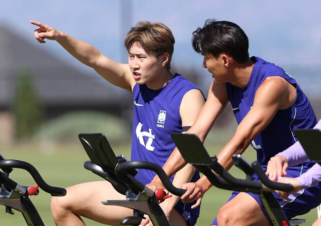 <yonhap photo-2237="">지난 1일(현지시간) 오후 미국 유타주 헤리먼에 위치한 자이언스뱅크 트레이닝센터에서 축구 국가대표팀 이강인과 손흥민이 몸을 풀면서 이야기를 나누고 있다. 연합뉴스</yonhap>