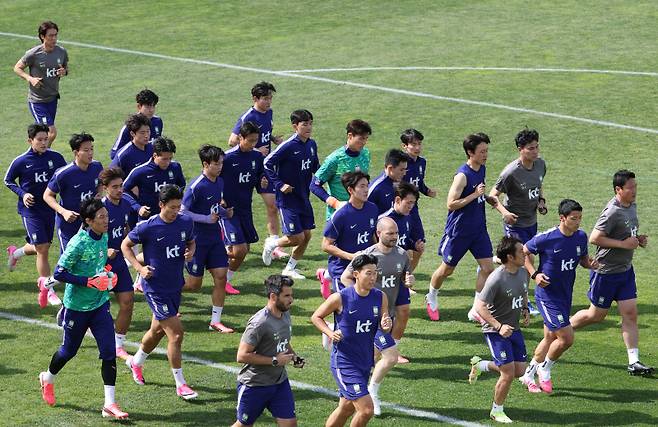 <yonhap photo-3687="">미국 유타주 헤리먼에 위치한 자이언스뱅크 트레이닝센터에서 몸을 푸는 축구 국가대표팀. 연합뉴스</yonhap>