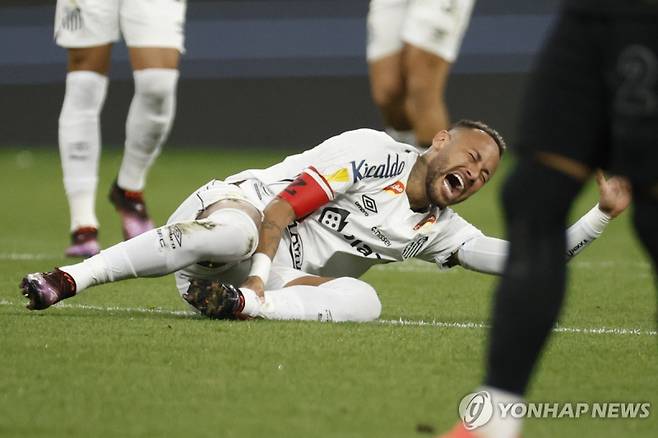 고통을 호소하는 네이마르_[EPA=연합뉴스 자료사진]