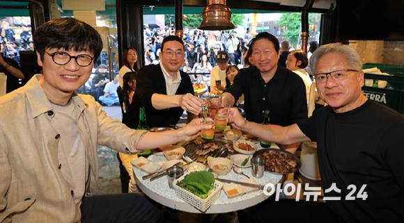 젠슨 황 엔비디아 최고경영자(CEO)가 5일 서울 마포구 서교동의 한 고깃집에서 최태원 SK회장, 구광모 LG회장, 이해진 네이버 의장과 삼겹살 회동을 하고 있다. [사진=곽영래 기자]