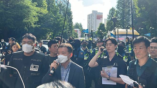 5일 잠실 7동 제2투표소에 경찰 기동대가 투입되고 있다. 한찬우 기자