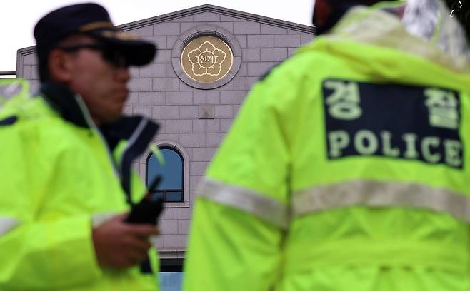 경찰 병력이 4일 오후 제9회 전국동시지방선거 투표용지 부족 사태를 규탄하는 집회가 열린 경기도 과천시 중앙선거관리위원회 주변을 통제하고 있다. 뉴스1