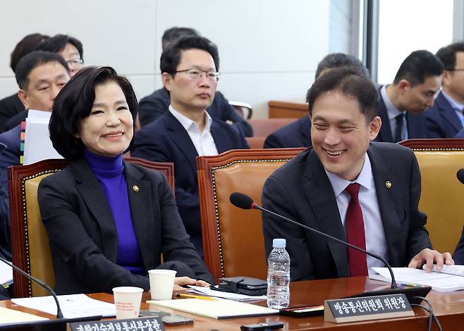 지난해 4월24일 서울 여의도 국회에서 열린 국회 과학기술정보방송통신위원회 전체회의에서 이진숙 당시 방송통신위원장과 김태규 부위원장이 웃고 있다. /뉴시스