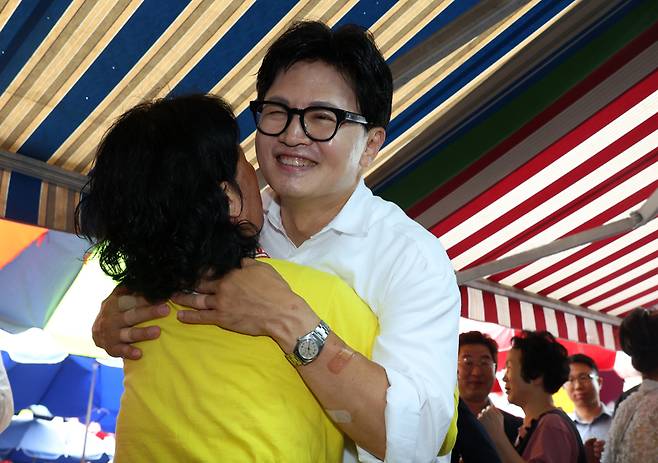 ▲ 무소속 한동훈 부산 북갑 국회의원 보궐선거 당선인이 지난 4일 부산 북구 구포시장을 찾아 시민들에게 당선 감사의 인사를 하고 있다. 연합뉴스