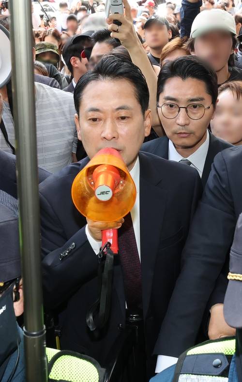 ▲ 국민의힘 장동혁 대표가 5일 잠실7동 투표함 개표가 진행되고 있는 서울 송파구 올림픽공원 핸드볼경기장에서 확성기를 들고 발언하고 있다. 연합뉴스