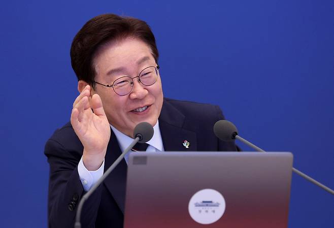 이재명 대통령이 2일 청와대에서 열린 국무회의 겸 비상경제점검회의에서 발언하고 있다. 연합뉴스