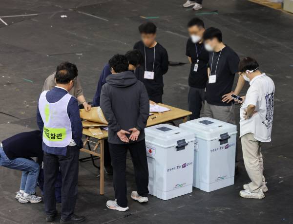 5일 서울 송파구 잠실7동 제2투표소에서 이송된 투표함이 개표소인 올림픽공원 핸드볼경기장에 도착하고 있다. 연합뉴스