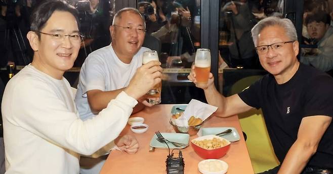 젠슨 황 엔비디아 최고경영자(CEO)가 지난해 서울 강남구 삼성역 인근 깐부치킨 매장에서 이재용 삼성그룹 회장, 정의선 현대차그룹 회장과 치킨 회동을 하고 있다. 연합뉴스