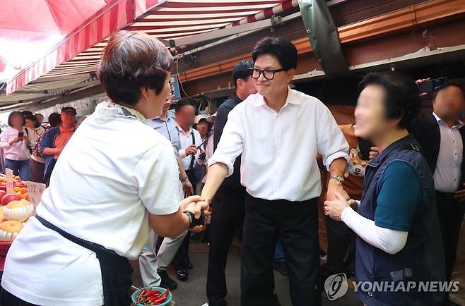 무소속 한동훈 부산 북갑 국회의원 보궐선거 당선인이 지난 4일 부산 북구 구포시장에서 상인들과 시민들에게 감사 인사를 하고 있다. [연합뉴스]