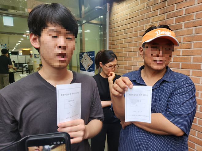 3일 서울 송파구 잠실2동 제6투표소에서 투표용지가 부족해 다수 유권자들이 오후 6시를 넘겨서까지 투표를 하지 못하고 있다. 사진은 대기표를 발급받은 유권자들 . [조병연 기자]