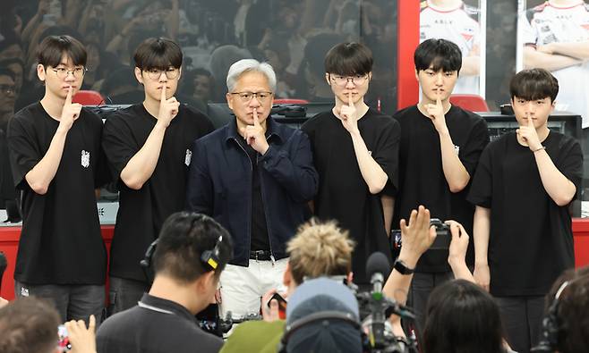 젠슨 황 엔비디아 최고경영자(CEO)가 5일 서울 마포구 ‘T1 베이스캠프’를 방문해 ‘페이커‘ 이상혁을 비롯한 e스포츠 구단 T1의 리그 오브 레전드(LoL) 선수단을 만나서 ‘페이커’의 시그니처 포즈를 취하고 있다. [한주형 기자]