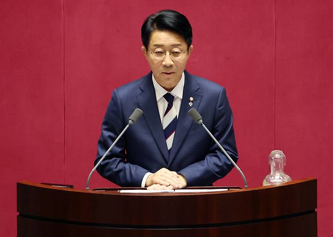 2대 후반기 국회의장에 선출된 더불어민주당 조정식 의원이 5일 국회에서 열린 ‘제436회 국회(임시회) 제1차 본회의’에서 당선 인사를 하고 있다.  [사진출처=연합뉴스]