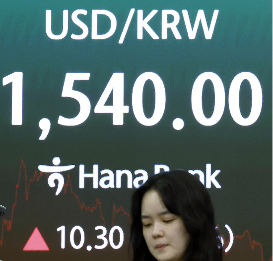 5일 오후 서울 중구 하나은행 딜링룸 전광판에 원·달러 환율이 표시되고 있다. (뉴스1)
