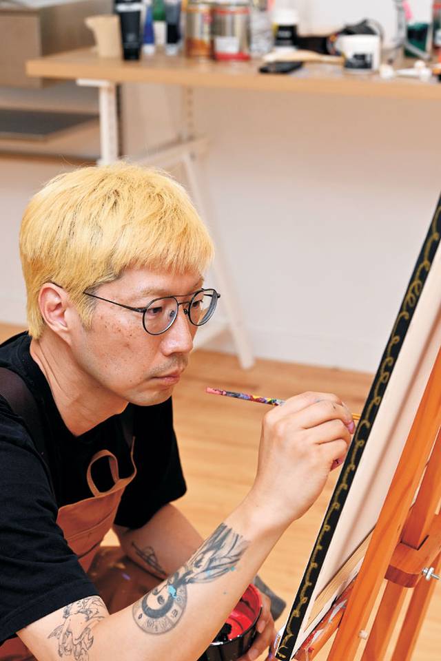 ‘눈치 작가’ 김나일 씨가 서울 강남구 작업실에서 작업하고 있다.