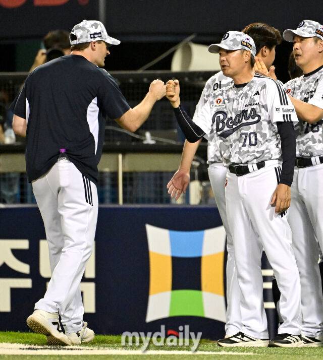 2026년 6월 2일 오후 서울 잠실구장에서 열린 '2026 신한 SOL KBO리그' 한화 이글스와 두산 베어스의 경기. 두산 김원형 감독과 벤자민이 5-3으로 승리한 뒤 기뻐하고 있다./마이데일리