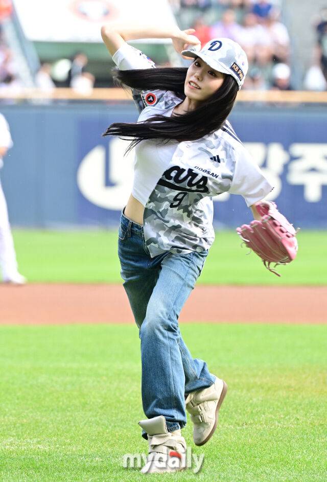 걸그룹 아이오아이 소혜가 경기 전 시구를 하고 있다