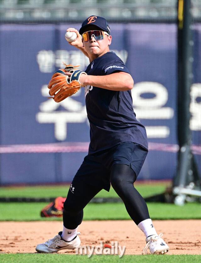 2026년 6월 2일 오후 서울 잠실구장에서 열린 '2026 신한 SOL KBO리그' 한화 이글스와 두산 베어스의 경기. 상무에서 제대한 정은원이 한화에 합류한 뒤 훈련하고 있다./마이데일리
