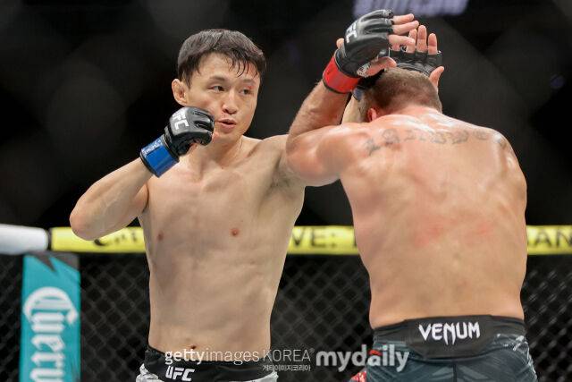 최두호(왼쪽)가 2024년 12월 UFC 310에 출전해 네이트 랜드웨어를 상대로 펀치를 날리고 있다. /게티이미지코리아