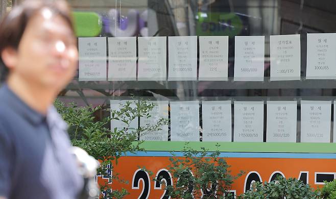 서울의 한 부동산 중개업소에 매매, 월세 매물 정보가 걸려 있다.[연합]