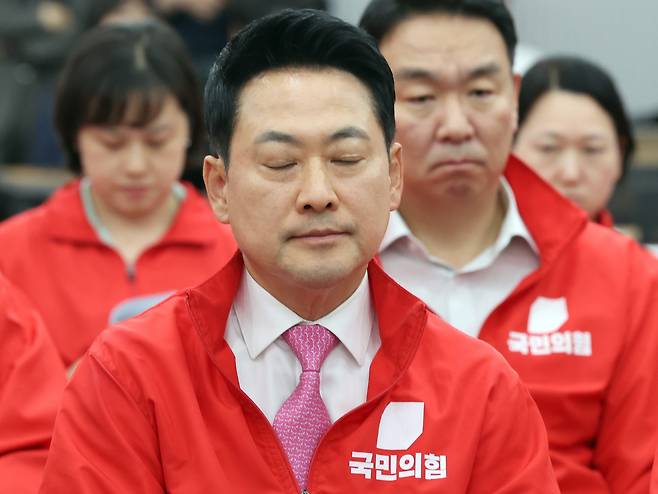 장동혁 국민의힘 대표가 3일 오후 서울 여의도 국민의힘 중앙당사 개표상황실에서 제9회 전국동시지방선거 개표방송 출구조사 발표를 시청하고 있다. 국회사진기자단