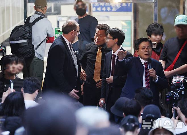 [서울=뉴시스] 김진아 기자 = 지난 4일 제9회 전국동시지방선거 투표용지 부족 사태가 발생한 서울 송파구 잠실7동 제2투표소 앞에서 황교안 자유와혁신 대표와 유튜버 전한길 씨 등이 대화하고 있다. 2026.06.04. bluesoda@newsis.com