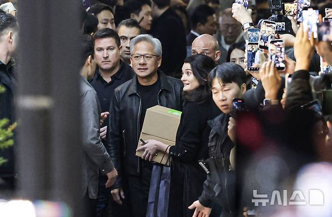 [서울=뉴시스] 정병혁 기자 = 젠슨 황 엔비디아 최고경영자(CEO)와 딸 메디슨 황이 30일 서울 강남구 삼성동의 한 치킨집에서 이재용 삼성전자 회장과 정의선 현대차그룹 회장과의 '치맥회동'을 하기 위해 이동하고 있다. (공동취재) 2025.11.02. photo@newsis.com