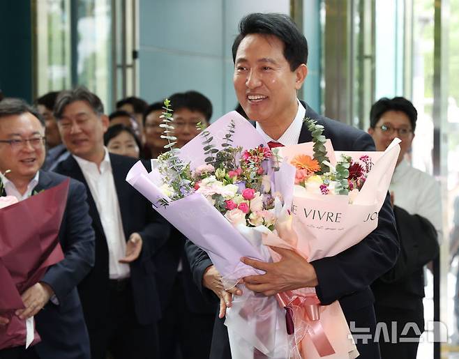 [서울=뉴시스] 김선웅 기자 = 오세훈 서울특별시장 당선인이 4일 서울시청에서 직원들에게 꽃다발을 받고 있다. (공동취재) 2026.06.04. photo@newsis.com