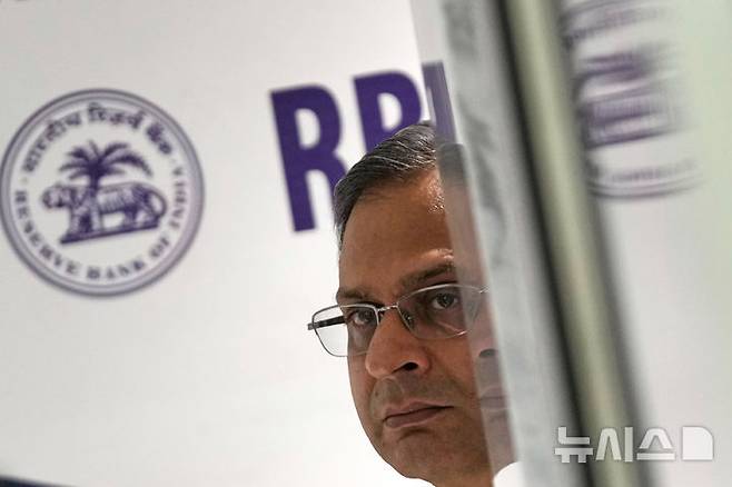 [뭄바이=AP/뉴시스] 산자이 말호트라 인도중앙은행(RBI) 총재가 뭄바이 RBI 본청에서 기자회견장에 들어서고 있다. 자료사진. 2026.06.05
