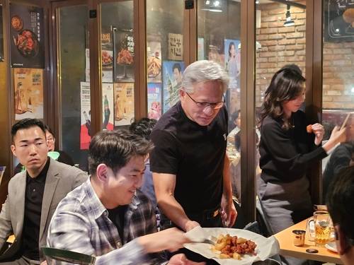 치킨 권하는 젠슨황 [연합뉴스 제공]