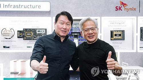기념 촬영하는 최태원 회장과 젠슨 황 CEO 최태원 SK그룹 회장(왼쪽)과 젠슨 황 엔비디아 CEO가 2일 대만 타이베이에서 개막한 '컴퓨텍스 2026'에 참석, SK하이닉스 전시 부스에서 기념 촬영하고 있다. [SK하이닉스 제공]