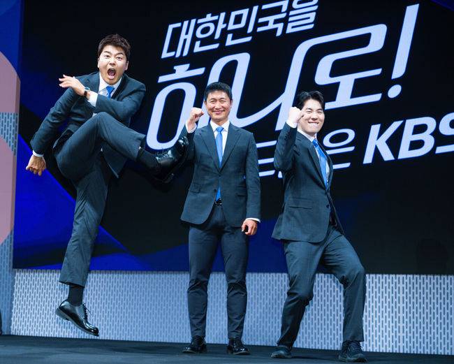 [OSEN=민경훈 기자] 2일 오후 서울 여의도 KBS 아트홀에서 KBS 2026 FIFA 북중미 월드컵 제작발표회가 진행됐다. 한국은 이번 대회 조별리그 A조에서 체코, 멕시코, 남아프리카공화국과 경쟁한다. 6월12일 체코전을 시작으로 19일 멕시코전, 25일 남아프리카공화국전을 차례로 치르며 32강 진출을 노린다.전현무 캐스터, 이영표 해설위원, 남현종 캐스터의 포토타임 중 전현무가 슈팅을 하고 있다. 2026.06.02 /rumi@osen.co.kr