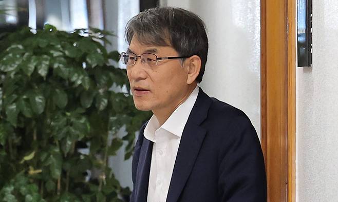 노태악 중앙선거관리위원장이 지난 4일 경기 과천 중앙선관위에서 열린 긴급위원회 회의를 마친 뒤 위원장실로 향하고 있다. 연합뉴스