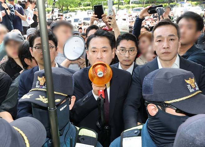 장동혁 국민의힘 대표가 5일 잠실7동 투표함 개표가 진행되고 있는 서울 송파구 올림픽공원 핸드볼경기장에서 확성기 들고 발언하고 있다. 연합뉴스