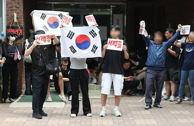 서울 송파구 잠실7동 제2투표소 앞에서 4일 투표함 반출에 반대하는 시민들이 구호를 외치고 있다. 연합뉴스