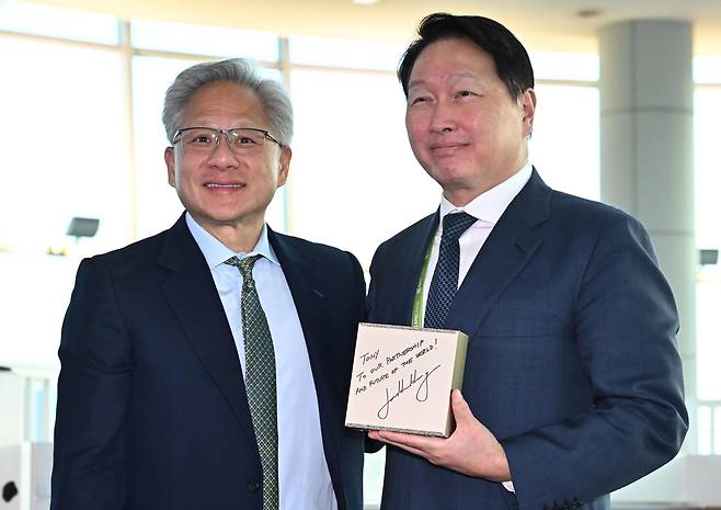젠슨 황 엔비디아 CEO가 31일 경북 경주시 경주예술의전당에서 열린 아시아태평양경제협력체(APEC) CEO 서밋에 참석해 최태원 대한상의 회장과 만나 AI슈퍼컴퓨터 ‘DGX스파크’를 선물하고 있다. 서울경제 DB