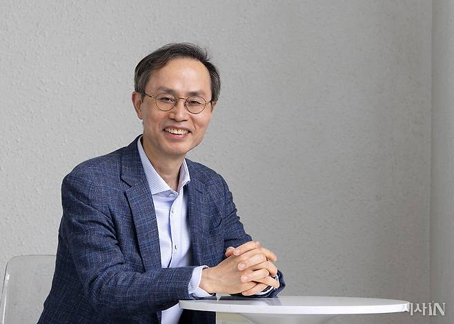 <헌법을 생각하는 일>을 펴낸 김기영 전 헌법재판관. ⓒ시사IN 이명익
