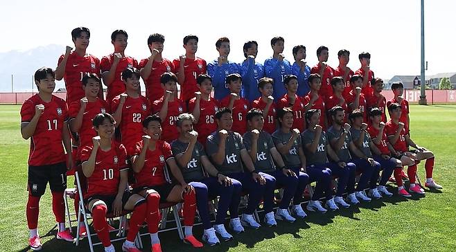 홍명보 감독이 이끄는 축구대표팀이 5일 미국 유타주 솔트레이크시티 인근 헤리먼의 자이언스 뱅크 트레이닝센터에서 월드컵 프로필 사진을 촬영하고 있다. 두 번째 촬영한 사진에는 등 번호가 없는 강상윤과 윤기욱도 포함되어 있다. 대한축구협회 제공