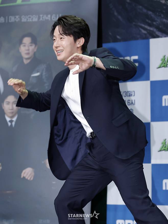 [서울=뉴시스] 김혜진 기자 = 개그맨 허경환이 28일 오후 서울 마포구 MBC에서 열린 MBC 새 예능 프로그램 '최우수산' 제작발표회에서 포즈를 취하고 있다. 2026.04.28. jini@newsis.com /사진=김혜진