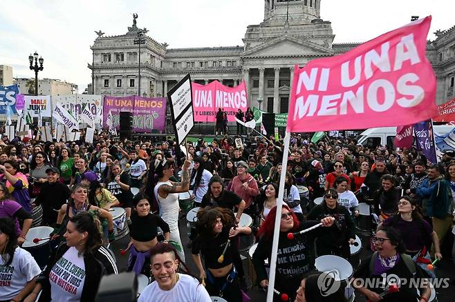 아르헨티나 "단 한명의 여성도 더 잃을 수 없다" 대규모 시위 (부에노스아이레스=AFP 연합뉴스) 3일(현지시간) 아르헨티나 부에노스아이레스 국회의사당 밖에서 수만 명의 여성들이 "단 한명의 여성도 더 잃을 수 없다"(Ni Una Menos)를 외치면서 여성 살해 근절, 피해자 보호 강화, 관련 예산 복구 등을 촉구했다. 2026.6.5 photo@yna.co.kr