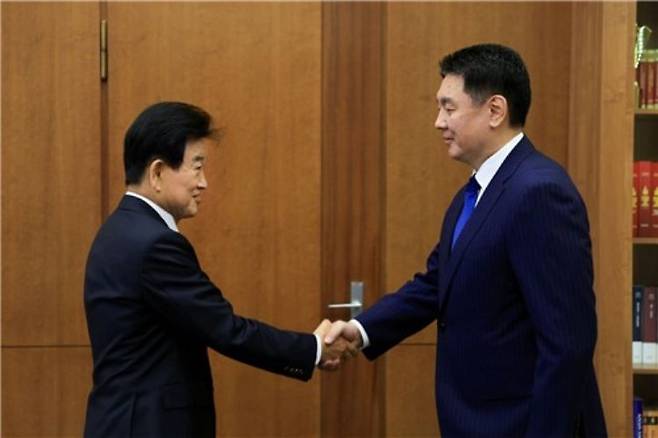 정동영 통일부 장관, 몽골 대통령 예방 제11차 울란바타르 동북아 안보 대화 참석을 위해 몽골을 방문한 정동영 통일부 장관(왼쪽)이 4일 오흐나 후렐수흐 몽골 대통령을 예방하고 한반도 문제 등에 대한 의견을 교환했다고 통일부가 5일 밝혔다. 2026.6.5 [몽골 대통령실 제공]