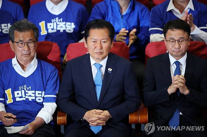 지방선거 출구조사 결과 보도 지켜보는 민주당 지도부 [로이터=연합뉴스 자료사진. 재판매 및 DB 금지]