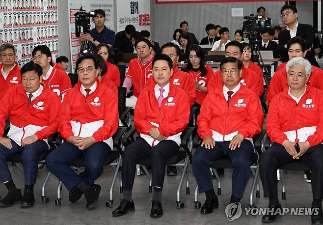 출구조사 결과 발표 지켜보는 국민의힘 지도부  [EPA=연합뉴스 자료사진. 재판매 및 DB 금지]
