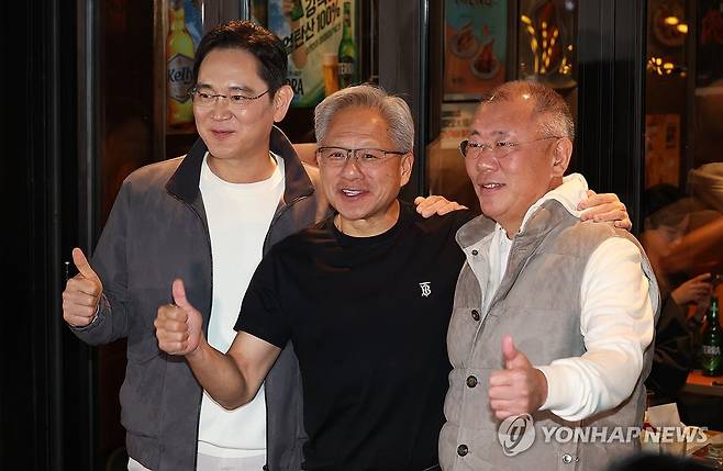 기념촬영하는 이재용-젠슨 황-정의선 (서울=연합뉴스) 이진욱 기자 = 젠슨 황 엔비디아 최고경영자가 30일 서울 삼성동 한 치킨집에서 진행된 이재용 삼성전자 회장, 정의선 현대차그룹 회장과 회동을 마친 후 기념촬영을 하고 있다. 2025.10.30 [공동취재] cityboy@yna.co.kr