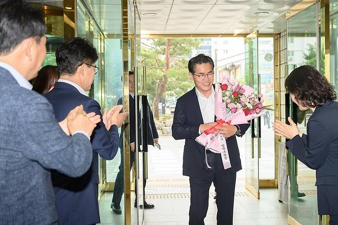 6·3지방선거에서 재선된 뒤 4일 구청으로 출근하는 이기재 양천구청장 [양천구 제공. 재판매 및 DB 금지]