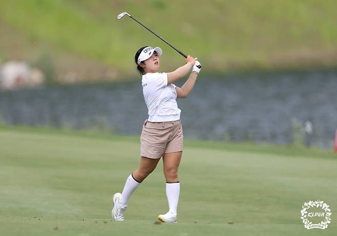아이언샷을 치고 볼을 바라보는 양효진 [KLPGA 제공. 재판매 및 DB 금지]