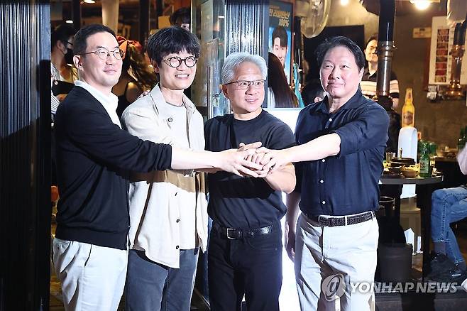 '우리는 하나' (서울=연합뉴스) 윤동진 기자 = 젠슨 황 엔비디아 최고경영자(CEO)가 5일 서울 마포구 홍대 인근 삼겹살 음식점 '형님 저요'에서 최태원 SK그룹 회장, 구광모 LG그룹 회장, 이해진 네이버 의장과 이른바 '삼소(삼겹살·소주) 회동’을 하며 포즈를 취하고 있다. 2026.6.5 mon@yna.co.kr