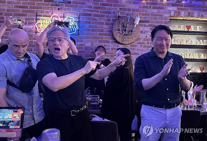 치킨집 찾은 젠슨 황 CEO (서울=연합뉴스) 강태우 기자 =  젠슨 황 엔비디아 최고경영자(CEO)가 5일 서울 마포구 비비큐(BBQ) 홍대입구점에서 최태원 SK그룹 회장, 구광모 LG그룹 회장, 이해진 네이버 의장 등과 대화하고 있다. 2026.6.5 burning@yna.co.kr